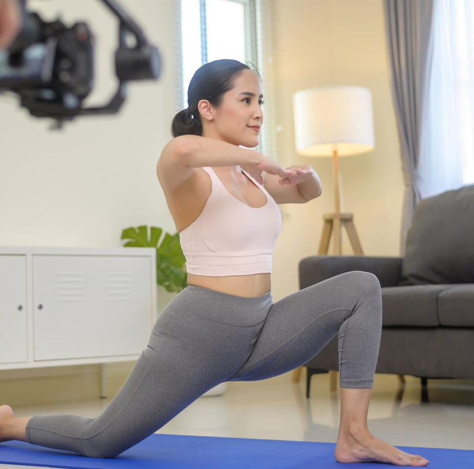 Équilibre subtil entre geste maîtrisé et support silencieux